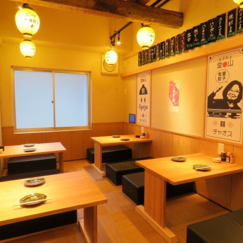 カジュアルな空間で餃子を