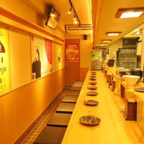 カジュアルに餃子をお楽しみいただける空間です♪ラフ過ぎず、決め過ぎないお店作りはどんなご利用シーンにもマッチします。「軽く飲みに行く？！」から「わいわい宴会」までお気軽にご利用くださいませ。きっとあなたも堂山餃子のトリコになりますよ♪