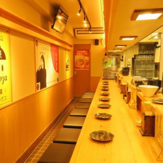 カジュアルに餃子をお楽しみいただける空間です♪ラフ過ぎず、決め過ぎないお店作りはどんなご利用シーンにもマッチします。「軽く飲みに行く？！」から「わいわい宴会」までお気軽にご利用くださいませ。きっとあなたも堂山餃子のトリコになりますよ♪