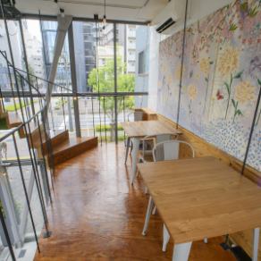 店内は2名席が2つございます。階段を上った2階にございます。
