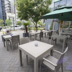 テラス席は、1名様～ご利用可能です。開放的な空間で、ゆったりとお寛ぎ頂けます。また、店内のテーブルは、お一人様でも、お気軽にご来店いただけます。お仕事帰りや、お買い物の休憩に、ゆったりとした時間をお過ごしください。貸切でのご宴会も大歓迎です。ご希望の方はお気軽にお店までお気軽にお越しください。