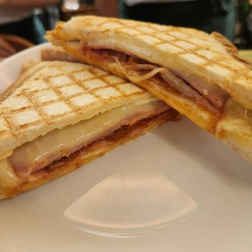 ホットサンド　スパイシーツナ