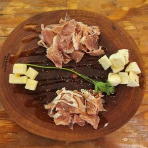 生ハムチーズ盛り合わせ