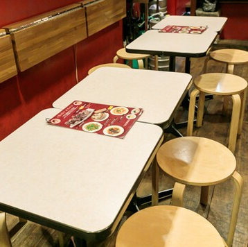 お席は、カウンター席やテーブル席のほか、6~10名で使用できる個室も完備しております。女子会や新年会、各種ご宴会にもぜひご利用くださいませ!