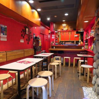 2名様掛けのテーブル席を1卓ご用意しております。大切な人たちやご友人とモンゴル伝統の料理をご堪能ください