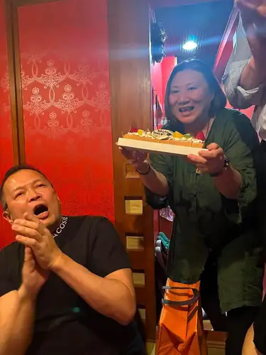 11周年

昨日は本当に幸せな一日でした。🥰

長い間ずっと応援してくださっている方、最近ご縁をいただいた方、そして大切な仲間たち。

気がつけば、それぞれのグループで集まってくださり、店のあちこちで笑顔があふれていました。

開店して11年。
楽しいことも大変なこともたくさんありましたが、こうして皆さんと同じ時間を過ごせることが何よりの宝物です。😍

料理を通して出会えたご縁に、心から感謝しています。💕

昨日お越しくださった皆さま、本当にありがとうございました。😘

そして来られなかった皆さまも、いつも温かく見守ってくださりありがとうございます。

12年目も、変わらず美味しい羊料理と笑顔でお待ちしています。❤️
　
吉峯さん陽子ちゃん仲間集めお疲れ様でした💕