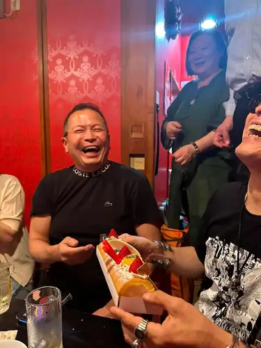11周年

昨日は本当に幸せな一日でした。🥰

長い間ずっと応援してくださっている方、最近ご縁をいただいた方、そして大切な仲間たち。

気がつけば、それぞれのグループで集まってくださり、店のあちこちで笑顔があふれていました。

開店して11年。
楽しいことも大変なこともたくさんありましたが、こうして皆さんと同じ時間を過ごせることが何よりの宝物です。😍

料理を通して出会えたご縁に、心から感謝しています。💕

昨日お越しくださった皆さま、本当にありがとうございました。😘

そして来られなかった皆さまも、いつも温かく見守ってくださりありがとうございます。

12年目も、変わらず美味しい羊料理と笑顔でお待ちしています。❤️
　
吉峯さん陽子ちゃん仲間集めお疲れ様でした💕