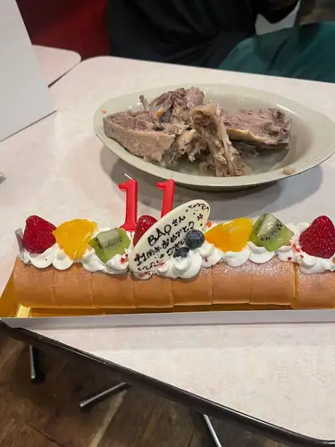 11周年

昨日は本当に幸せな一日でした。🥰

長い間ずっと応援してくださっている方、最近ご縁をいただいた方、そして大切な仲間たち。

気がつけば、それぞれのグループで集まってくださり、店のあちこちで笑顔があふれていました。

開店して11年。
楽しいことも大変なこともたくさんありましたが、こうして皆さんと同じ時間を過ごせることが何よりの宝物です。😍

料理を通して出会えたご縁に、心から感謝しています。💕

昨日お越しくださった皆さま、本当にありがとうございました。😘

そして来られなかった皆さまも、いつも温かく見守ってくださりありがとうございます。

12年目も、変わらず美味しい羊料理と笑顔でお待ちしています。❤️
　
吉峯さん陽子ちゃん仲間集めお疲れ様でした💕