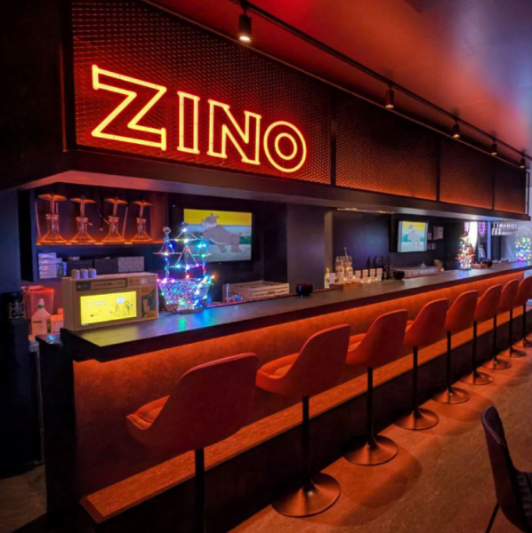 【テーブル席とカウンター席のご用意】当店のカウンター席は、スタッフとのフレンドリーな会話を楽しむのに最適◎一方、テーブル席は大人数での集まりにぴったり。仲間同士でワイワイ盛り上がりながら、料理やお酒をシェアして特別な時間をお楽しみいただけます。
