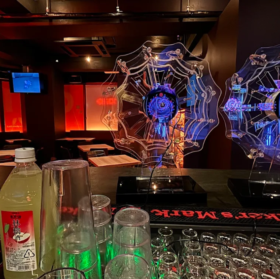 【ZINO　エンターテイメントバー】カラオケやダーツ、懐かしいゲームを思い切り楽しめるエンタメBARで、今夜は特別な時間を過ごしませんか？種類豊富なドリンクメニューも完備しているので、お好きなお酒を片手に思いっきり特別なひとときをお楽しみください。