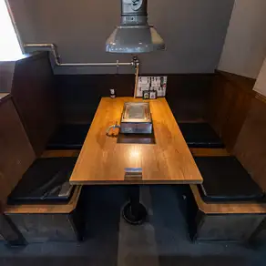 テーブル席が、4名×4卓あります。