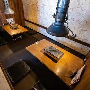 4名×2卓あります。最大8名でご利用可能です◎