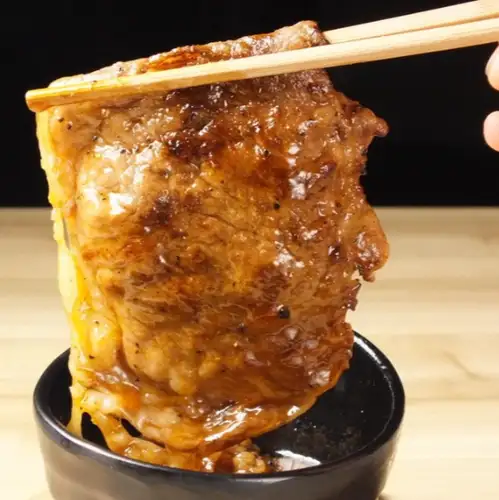 黒毛和牛を豪快に焼き上げる名物にくろう焼きの魅力