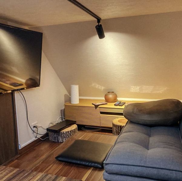 まるで家の中にいるような究極の落ち着いた空間をご用意しました!ご家族やご友人と気兼ねなくお楽しみ頂けるVIPルームでは、お子様向けソファー・TVなどを備えた特別な個室です。お店ならではの上質肉を、家の様な安心する空間の中で召し上がれちゃう!イイとこ取りで贅沢なひと時をお過ごしください♪