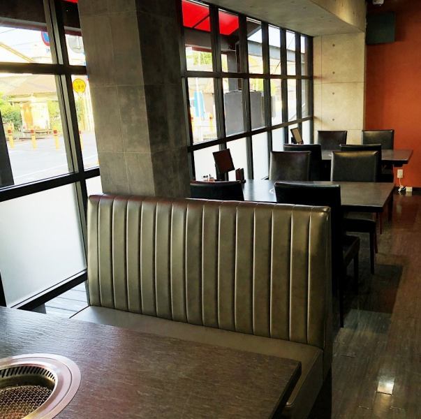 陽の当たるテーブル席は、外を眺めながらゆったりとお食事をお楽しみいただけます。シックな黒で統一された椅子と、濃茶の木製テーブルが大人な空間を仕立て上げます。今日はちょっとイイお肉が食べたくなった、そんな気持ちになったら是非ふらっと立ち寄って♪美味しいお肉と気持ちを高める大人な空間でお待ちしています◎