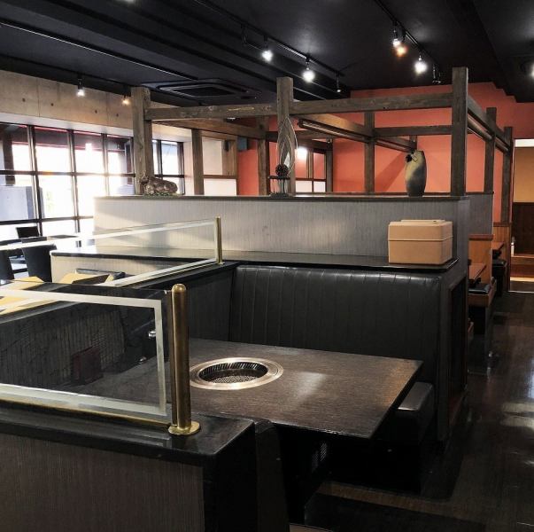 個室もテーブル席も多数お席をご用意しています◎大切な方と過ごすVIP個室や、大勢でお食事を楽しむテーブル席など様々なシーンに対応可能です!宴会利用なら最大40名までご利用いただけます。各テーブルに付く焼肉専用換気扇で空気の入替も実施中です。気になる安全面もご安心してお食事をお愉しみ下さい♪