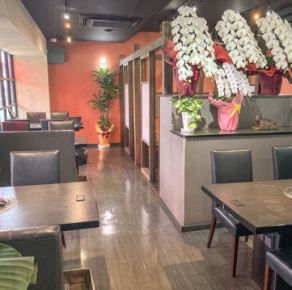 開放的な空間であり、お店の活気を肌で感じられるお席です。お店ならではのワイワイとした空気をお愉しみください★