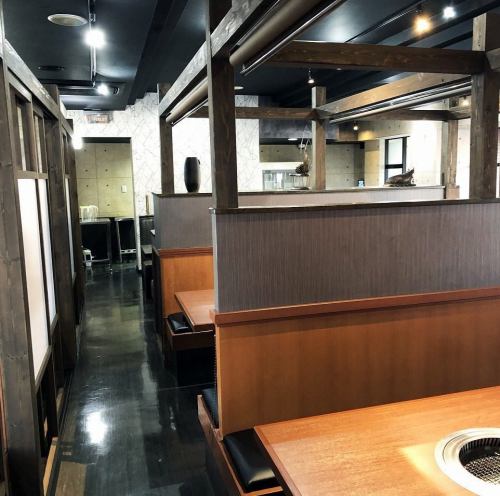 ロールカーテンで仕切れる半個室のお席です。お隣との距離感が欲しいけど、密の状態は避けたい方におススメです。