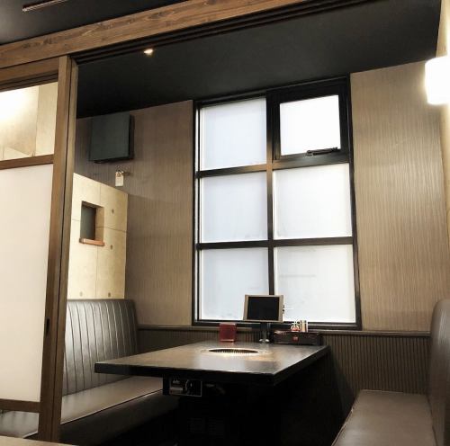 扉を閉めれば個室席に♪洗礼された内装が心を落ち着けてくれる、特別なシーンでのご利用におススメのお席です◎