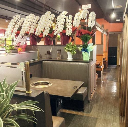 ふかふかの椅子の座り心地は抜群◎思わず時間を忘れてしまいそうになるほど、居心地の良い空間でお食事をご堪能下さい!