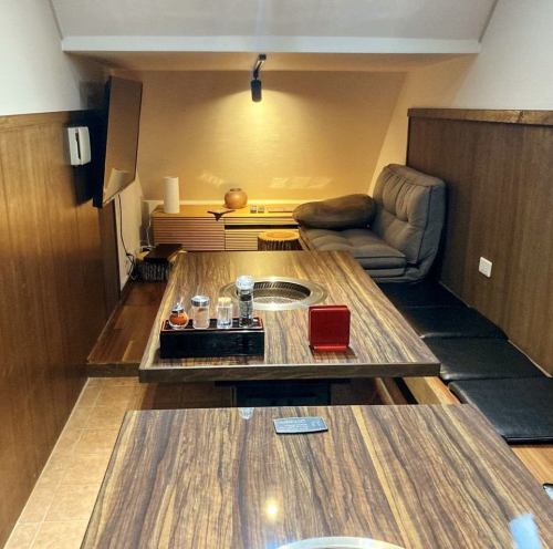 まるで家の中にいるような究極の落ち着いた空間をご用意!大人同士でのこっそりとした飲み会利用にはもちろん、お子様連れのパパママ会にも!お子様向けソファー・TVなどを備えた特別な個室ですので、人目を気にせずのびのびおくつろぎください♪