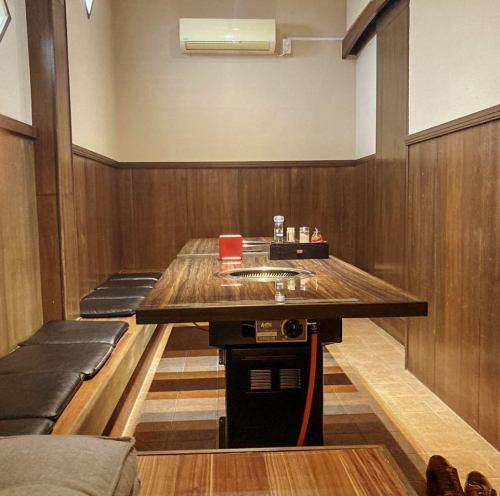 足をゆったり伸ばして使える掘りごたつ席です♪個室になっているので、家の中にいるような感覚でお食事をお愉しみいいただけます!