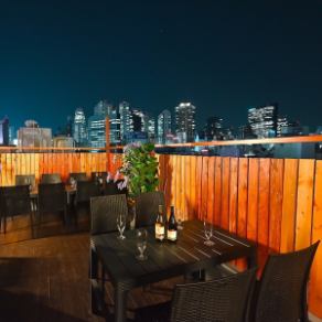 夜景を一望できるテラスで気持ちの良いBBQをご堪能いただけます！詳細は「青空と夜景のBBQビアガーデン 新大久保Terrace」までお気軽にお問い合わせください！