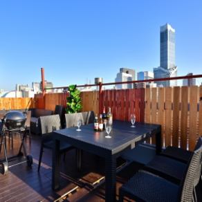 太陽の下でビールを飲みながらみんなでワイワイ！詳細は「青空と夜景のBBQビアガーデン 新大久保Terrace」までお気軽にお問い合わせください！