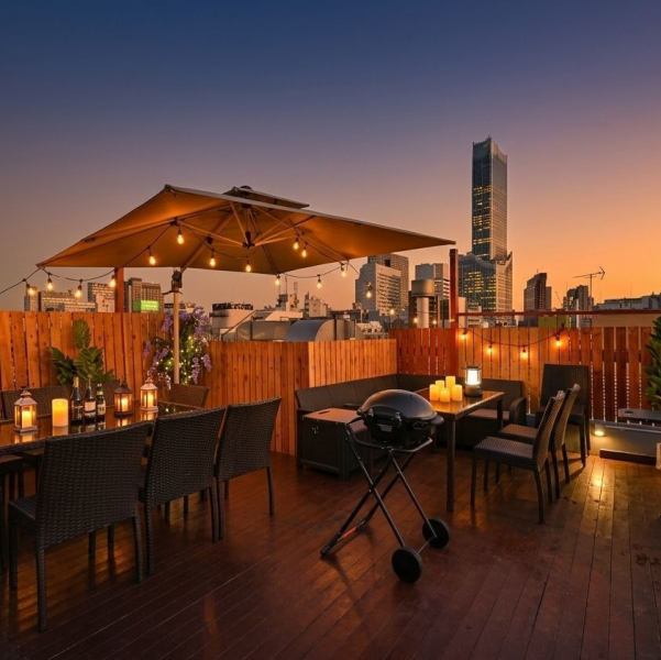夜景を一望できる屋上テラスで気持ちの良いBBQをご堪能！屋上テラスは最大70名様利用可能です。