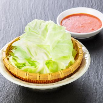 Crunchy cabbage with special red mayo