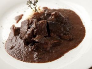 [Very popular menu] Beef shank stewed in red wine with the aroma of blackcurrant