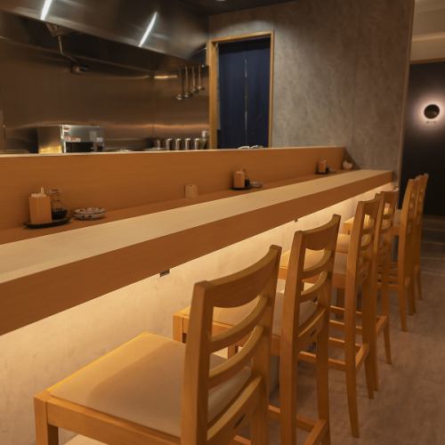 <p>香里園駅西口より好アクセスながら、静かで落ち着いた雰囲気の店内は、大人のデートやご家族での食事に最適です。お祝い・サプライズ対応も可能ですので、誕生日や記念日には事前にご相談ください。上質な料理とサービスが、大切な日を感動的に演出します。また、お子様連れOKで、ご家族皆様でお気軽にご利用いただけます。</p>