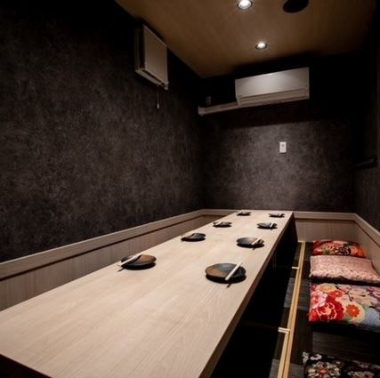 【8名様完全個室席×1卓】ゆったり座れる完全個室席。ビジネスでの接待や、ご家族、お仲間内など、様々なシーンでご利用ください。6~10名様まで対応☆!店内の雰囲気を愉しみながら、落ち着いた時間をお過ごしいただけます♪当店自慢の焼き鳥をぜひ☆