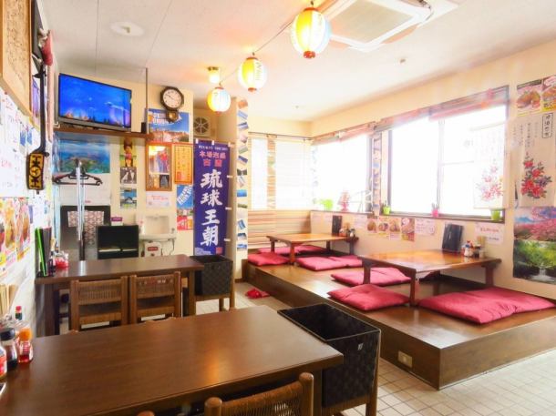 在榻榻米座位上享用冲绳美食和清酒。