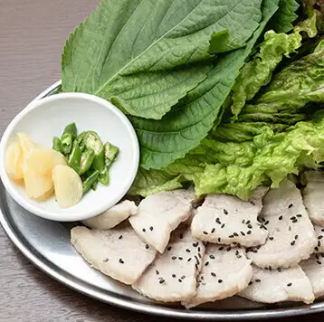 茹でた豚肉を野菜やキムチと一緒に包んで食べる韓国料理です♪