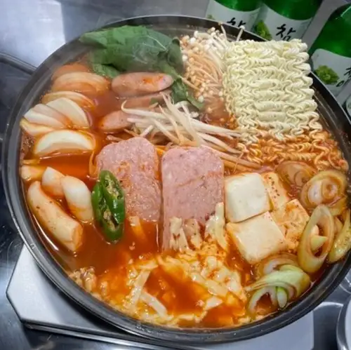 スパムとラーメンが絶品◎旨味と辛さが絡む濃厚プデチゲ