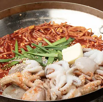 【やみつきの味】〆のポックンパまで心ゆくまで楽しめる！プリプリ食感のイイダコを味わうチュクミ♪