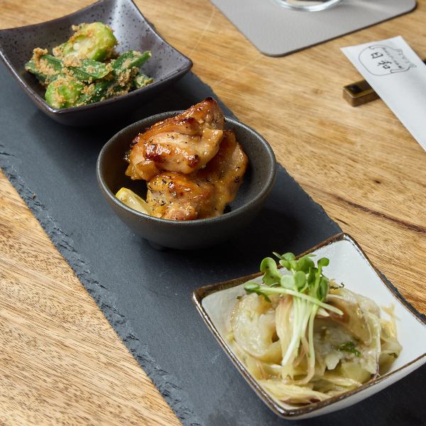 【心温まる手作りおばんざい】季節の恵みを日替わりで、カウンターに並ぶ彩り豊かなおばんざい