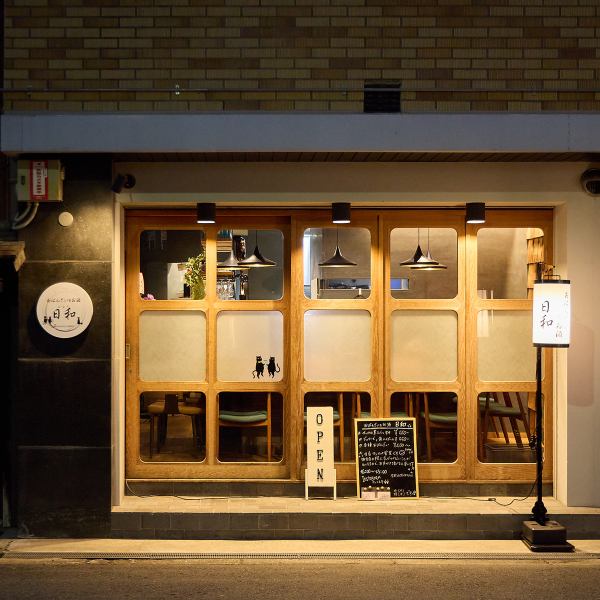 【全10席のカウンター席】心安らぐカウンター席は、お仕事帰りの一杯からデート、ご夫婦でのお食事まで様々なシーンに最適です。お一人様でも気兼ねなく、ほっと一息つける温かい雰囲気づくりを心掛けておりますので、どうぞお気軽にお立ち寄りください。皆様にとって、心からくつろげる場所となれば幸いです♪