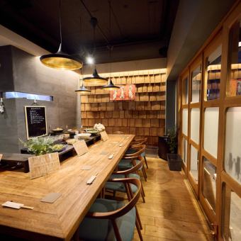 全10席のカウンター席は、お一人様からデート、ご夫婦での食事まで様々なシーンに最適です。目の前に並ぶ、彩り豊かな手作りおばんざいを眺めながら、心安らぐひとときをお過ごしください。