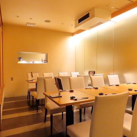 当店ではカップルのお客様向けのカップルシートもご用意しております♪ゆったりとした和モダンな空間でごゆっくりとお寛ぎくださいませ!!デートやディナーにおすすめの少人数用完全個室席は席数が限られているのでご予約はお早めに!!誕生日やサプライズにおすすめのクーポンもご用意♪