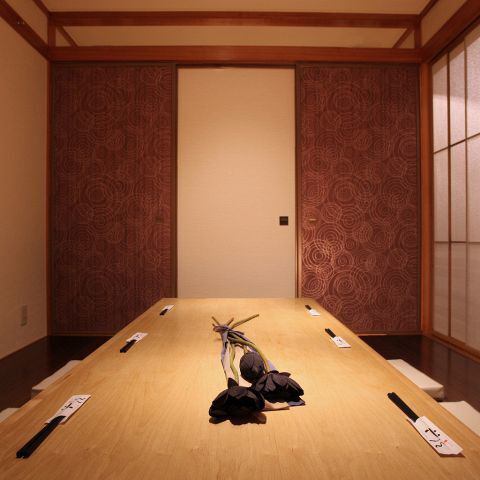 当店ではカップルのお客様向けのカップルシートもご用意しております♪2～4名様でご利用いただける、ゆったりとした和モダンな空間でごゆっくりとお寛ぎくださいませ◎デートやディナーにおすすめの少人数用完全個室席は席数が限られているのでご予約はお早めに!!