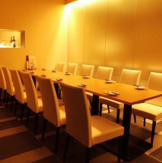 和の趣が溢れる落ち着いた空間には、大小様々な完全個室をご用意しています。障子を閉めると、プライベート感のある空間の完成。ご利用人数に合わせて仕切板や障子を全て取り外すと、梁だけを残した大きな個室になります。50名様から貸切にすることが可能なので、最大60名様までの忘年会などの大型宴会におすすめです。