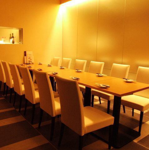 和の趣が溢れる落ち着いた空間には、大小様々な完全個室をご用意しています。障子を閉めると、プライベート感のある空間の完成。ご利用人数に合わせて仕切板や障子を全て取り外すと、梁だけを残した大きな個室になります。50名様から貸切にすることが可能なので、最大60名様までの忘年会などの大型宴会におすすめです。