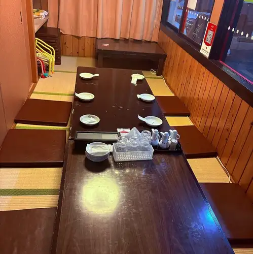 餐厅也提供吧台座位，供喜欢独自用餐的客人使用。下班后想快速吃顿饭或者想快速吃顿午饭的时候，它也很方便。您可以一边享用您最喜爱的单点菜肴和面条，一边观看厨师们准备食物。