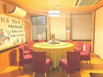 餐厅里有六张桌子，每张桌子可坐四个人。非常适合家庭和小团体聚会！