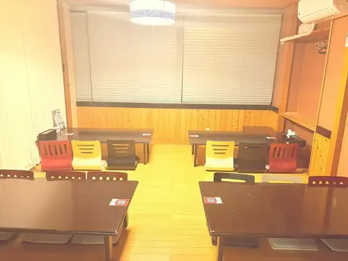我们提供榻榻米包间。这个完全私密的空间，用门和墙隔开，最多可容纳 54 人。请考虑使用我们的场地举办公司欢送会、欢迎会、大型团体宴会、同学聚会等活动！
