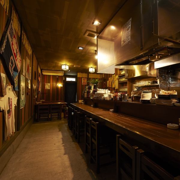 奥に続くお店は、隠れ家のような雰囲気、昭和初期にタイムスリップした様な、懐かしい感覚がよみがえります。