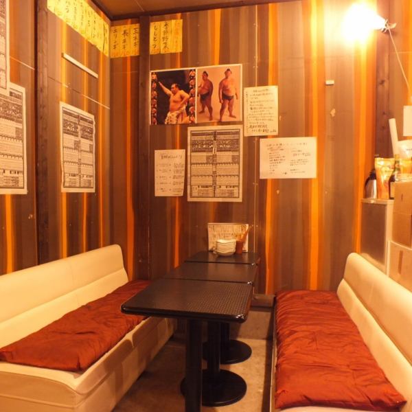 仲間同士の飲み会や、女子会、家族の食事にも使い勝手の良いテーブル席もございます
