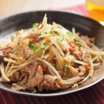 Spicy stir-fried pork and bean sprouts